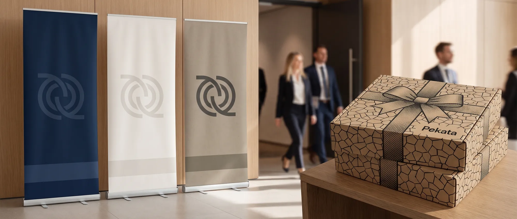 Gepersonaliseerde roll-up van 85x200 cm met het logo van een bedrijf, naast een beursstand